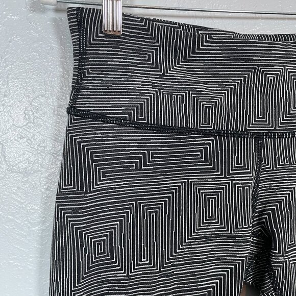 Lululemon Women 6 Black White Jacquard Wunder Under Crop III Leggings Wicking - Picture 4 of 9